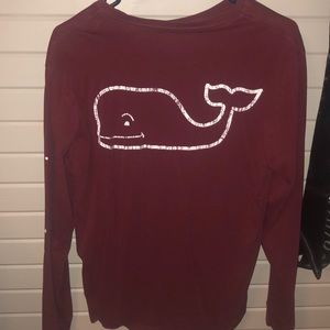 maroon vineyard vines shirt